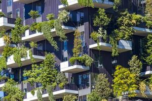 milão, itália, 28 de abril de 2017 - detalhe do bosco verticale em milão, itália. é um par de torres residenciais no distrito de porta nuova, em milão, que abrigam mais de 900 árvores. foto