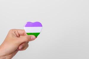 queer orgulho dia e lgbt orgulho mês conceito. roxo, branco e verde coração forma para lésbica, gay, bissexual, transgênero, genderqueer e pansexual comunidade foto