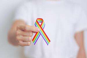 lgbt orgulho mês conceito ou lgbtq ou LGBTQIA com arco Iris fita para lésbica, gay, bissexual, transgênero, queer, intersexo, assexual, agênero, não binário, dois espírito, pansexual e semissexual foto