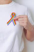 lgbt orgulho mês conceito ou lgbtq ou LGBTQIA com arco Iris fita para lésbica, gay, bissexual, transgênero, queer, intersexo, assexual, agênero, não binário, dois espírito, pansexual e semissexual foto