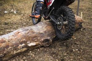 soko banja, sérvia, 20 de outubro de 2018 - piloto não identificado na corrida de enduro difícil em soko banja, sérvia. esta corrida de moto offroad ocorreu de 20 a 21 de outubro de 2018. foto