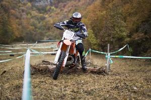 soko banja, sérvia, 20 de outubro de 2018 - piloto não identificado na corrida de enduro difícil em soko banja, sérvia. esta corrida de moto offroad ocorreu de 20 a 21 de outubro de 2018. foto