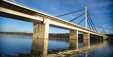 ponte da liberdade em novi sad foto