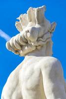 estátua de apolo na praça massena em nice, frança foto