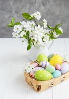 flor de primavera e ovos de páscoa