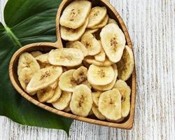 fatias ou chips de banana cristalizada desidratada foto