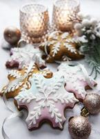 biscoitos de gengibre de natal na mesa de mármore foto