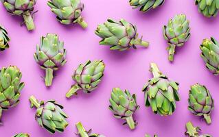 plano deitar foto do artichockes legumes sobre pastel lilás fundo. padronizar foto estilo.