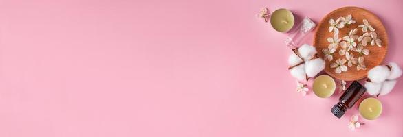 cosméticos orgânicos em um fundo rosa. foto