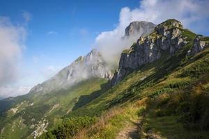 pico rochoso cercado por névoa foto