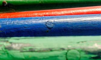 toras de madeira pintadas de verde, vermelho e azul foto