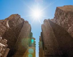 colunas antigas em um templo karnak em luxor foto