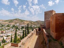 surpreendente ensolarado Visão do a Alcazaba dentro alhambra, granada. mourisco arquitetura. unesco mundo herança Espanha. viagem dentro Tempo e descobrir história. surpreendente destinos para feriados. foto