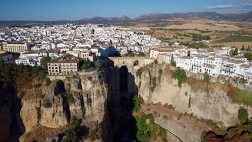 a puente nuevo, ponte nova em ronda. aldeias brancas na província de málaga, andaluzia, espanha. bela vila na falésia da montanha. destino turístico. férias e aproveitar o sol. foto