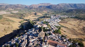 incrível vila de ronda. aldeias brancas na província de málaga, andaluzia, espanha. bela vila na falésia da montanha. destino turístico. férias e aproveitar o sol. foto