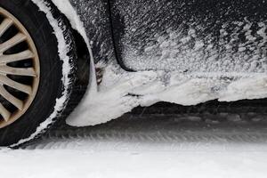 carro dirigindo dentro a inverno. Boa inverno pneus para uma seguro pegada. Cuidado dirigindo dentro inverno condições. foto