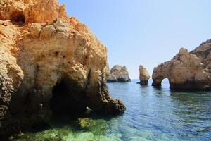uma verão dia às a mágico ponta da piedade dentro a sul do Portugal, Algarve. famoso local para explorar a cavernas e túneis dentro a oceano. foto