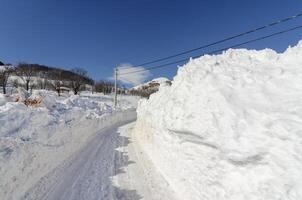 dirigindo no inverno, estradas com neve. precauções durante a condução. mau tempo. estradas de montanha. estradas congeladas e escorregadias. carros na estrada com gelo. viagem cuidadosa na temporada de inverno. foto