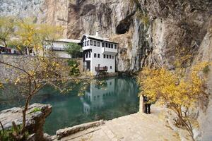 Visão do tekija dentro blagaj dentro Bósnia e herzegovina. a tekija, dervixe casa, conjunto às a fonte do a rio buna. foto