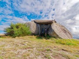 pedregulho casa ou casa Faz penedo, uma casa construído entre enorme pedras em topo do uma montanha dentro fafe, Portugal. geralmente considerado 1 do a mais estranho casas dentro a mundo. foto