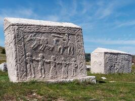 stecci lápides medievais cemitérios dugo polje em blidinje, bih. site da unesco. local de interesse histórico. as lápides apresentam uma grande variedade de motivos decorativos e inscrições. foto