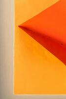 encurralado brilho, vibrante laranja parede sombra. foto