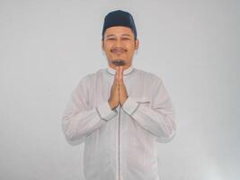 muçulmano ásia homem sorridente para dar cumprimento durante Ramadã celebração foto