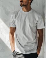 jovem adulto homem modelo dentro em branco branco t camisa para Projeto brincar foto