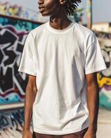 jovem adulto homem modelo dentro em branco branco t camisa para Projeto brincar foto