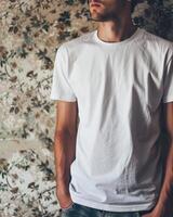 jovem adulto homem modelo dentro em branco branco t camisa para Projeto brincar foto