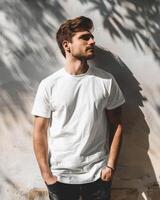 jovem adulto homem modelo dentro em branco branco t camisa para Projeto brincar foto