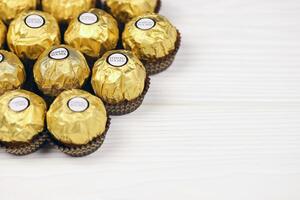 Kharkiv, Ucrânia - janeiro 2, 2021 ferrero rocher - volta chocolates. doce dentro de marca embalagem, uma doce prazer foto