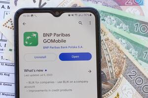 ternopil, Ucrânia - agosto 3, 2023 bnp paribas inscrição em tela em moderno Smartphone. oficial aplicativo do famoso polonês banco foto