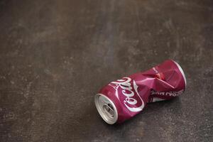 Kyiv, Ucrânia - 4 poderia, 2023 coca Cola suave beber amassado lata pode com cereja sabor foto