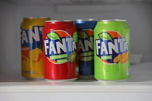 Kyiv, Ucrânia - 4 poderia, 2023 fanta suave beber marca lata latas com vários sabores foto