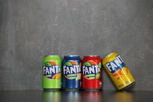 Kyiv, Ucrânia - 4 poderia, 2023 fanta suave beber marca lata latas com vários sabores foto