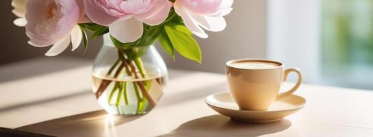 luz solar manhã café da manhã copo caneca do café cappuccino com vidro vaso peônia flores em de madeira mesa luz contemporâneo interrior foto
