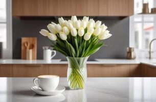 lindo fresco Primavera flores branco tulipas ramalhete dentro vidro vasocom copo caneca do café café com leite cappuccino dentro luz contemporâneo cozinha interrior foto