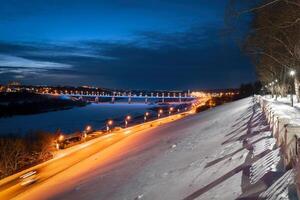 Visão do a noite inverno cidade coberto com neve a partir de a cidade parque. foto