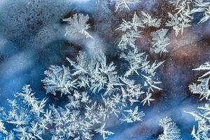 geada textura em congeladas vidro dentro inverno. foto