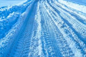 textura do uma Nevado estrada com vestígios do carro pneus. foto