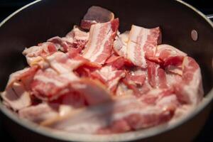 fritar cru bacon foto