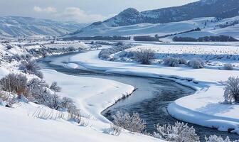 inverno país das maravilhas, uma rio fluindo no meio coberto de neve picos foto