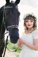 garota com lábios vermelhos perto de um cavalo preto