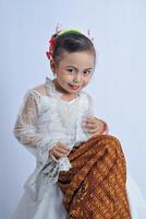 uma jovem ásia menina vestindo javanese tradicional roupas foto