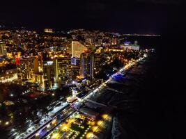 uma Visão do período noturno sochi a partir de a ar foto