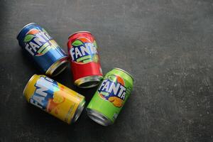 Kyiv, Ucrânia - 4 poderia, 2023 fanta suave beber marca lata latas com vários sabores foto