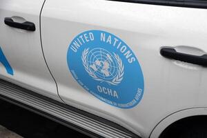 Kyiv, Ucrânia - 4 poderia, 2023 logotipo do un Unidos nações ocha em portas do branco suv carro foto