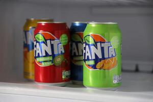 Kyiv, Ucrânia - 4 poderia, 2023 fanta suave beber marca lata latas com vários sabores foto