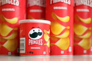 Kyiv, Ucrânia - fevereiro 27, 2024 pringles original batata salgadinhos em branco fundo foto